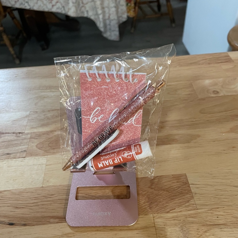 Pink Glitter Pen and Notebook Set - Picture 2 of 3